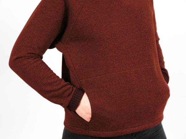 Frau Betti Fledermaussweater mit Bauchtasche und Stehkragen Papierschnitt